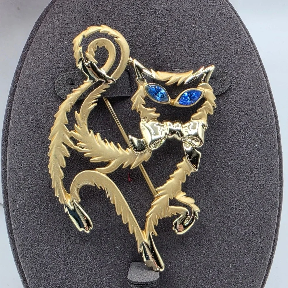 Vintage Gold Tone Textured‎ Cat Brooch Blue Rhinestone Eyes Bow Tie Pin 2 Inch